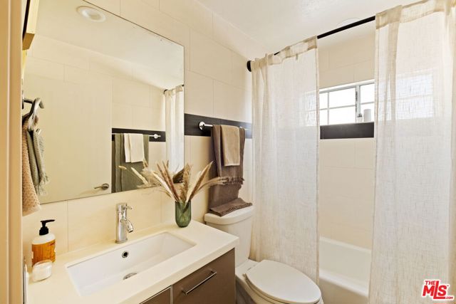 1717 Malcolm Avenue, Los Angeles CA: https://media.crmls.org/mediaz/86e87357-d019-4895-9269-8f62f04864a2.jpg