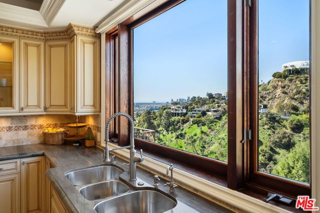 8027 Floral Avenue, Los Angeles CA: https://media.crmls.org/mediaz/86e8e9c8-938d-4f81-8dae-31114560d82f.jpg