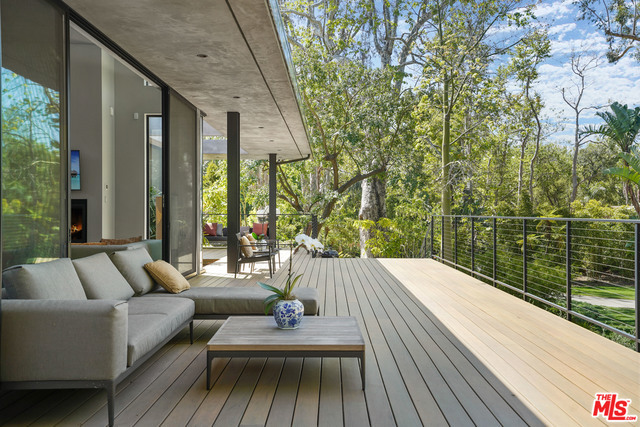 6254 Busch Drive, Malibu CA: https://media.crmls.org/mediaz/86e90724-e8ba-4214-8646-a49e40a3a9e7.jpg