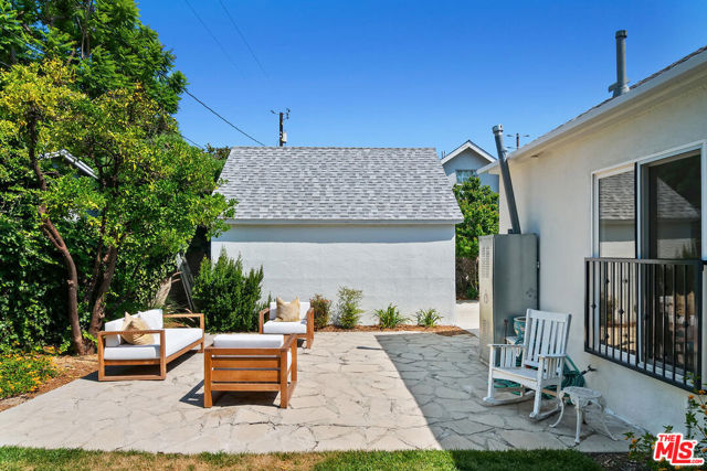 913 N Clybourn Avenue, Burbank CA: https://media.crmls.org/mediaz/86e909c1-d3eb-47f6-8c5c-ffb08b65538b.jpg