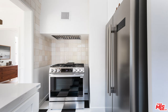515 1/2 Rose Avenue, Venice CA: https://media.crmls.org/mediaz/86e91416-efe3-4d89-8a64-ac5268a3190a.jpg