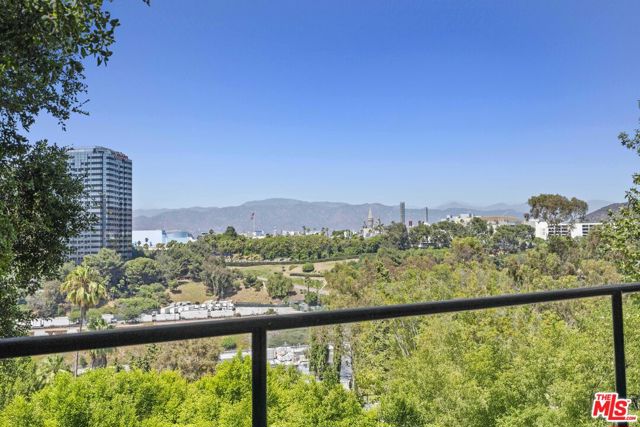 3740 Multiview Drive, Los Angeles CA: https://media.crmls.org/mediaz/86e945e1-a08a-49d5-9ca3-7a387560c0ca.jpg