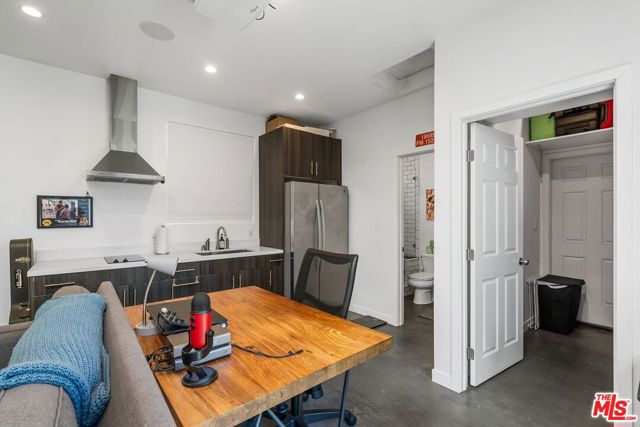4139 Camero Avenue, Los Angeles CA: https://media.crmls.org/mediaz/86e9596c-5f03-40a4-9d05-5d96b4e09d66.jpg