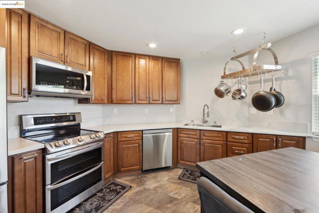 2118 Connie Ln, Oakley CA: https://media.crmls.org/mediaz/86e960a4-b11c-43b2-a34d-a0db5ed1ac05.jpg