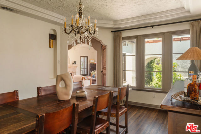 3975 Sutro Avenue, Los Angeles CA: https://media.crmls.org/mediaz/86e9de94-27a1-44fa-8a04-b4adf19e1a2f.jpg