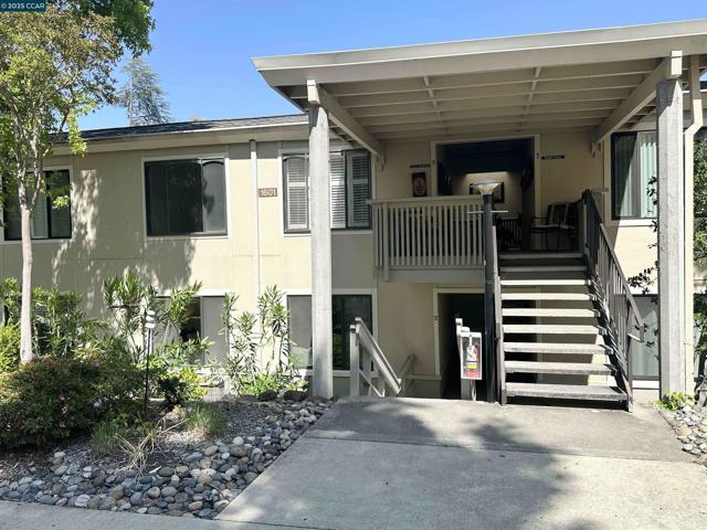 1601 Oakmont Dr, Walnut Creek CA: https://media.crmls.org/mediaz/86ea34fe-a00a-4ff1-abfb-10bf501b6844.jpg
