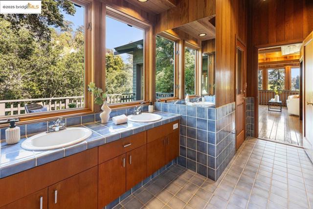 99 Lexford Rd, Piedmont CA: https://media.crmls.org/mediaz/86ea62c0-98f7-44be-90a9-06990b00cb46.jpg
