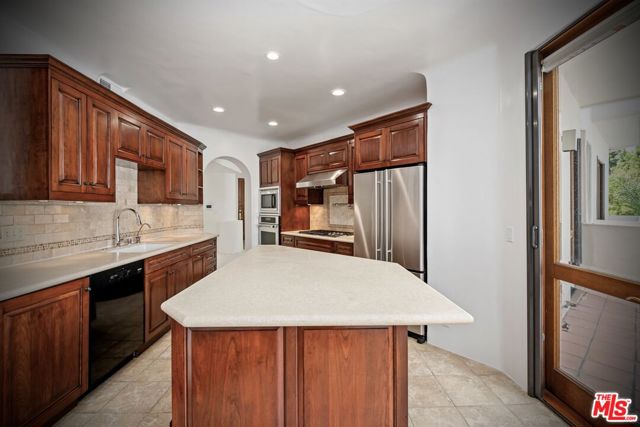 15500 W Sunset Boulevard, Pacific Palisades CA: https://media.crmls.org/mediaz/86eac324-9648-4ea2-8c08-79c629620faf.jpg