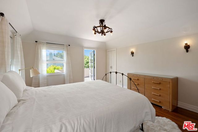 504 24Th Street, Santa Monica CA: https://media.crmls.org/mediaz/86eb0dec-57b1-4e47-93a5-36067cf14cc0.jpg