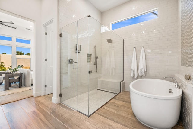 81350 Merv Griffin Way, La Quinta CA: https://media.crmls.org/mediaz/86eb23d3-d9d0-466c-be38-5a0f9fca25c3.jpg