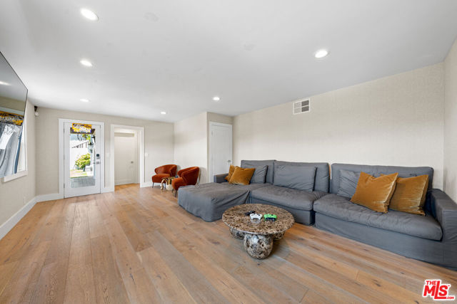 13513 Cheltenham Drive, Sherman Oaks CA: https://media.crmls.org/mediaz/86eb4863-3d39-4e42-89aa-0669ea0a29f9.jpg
