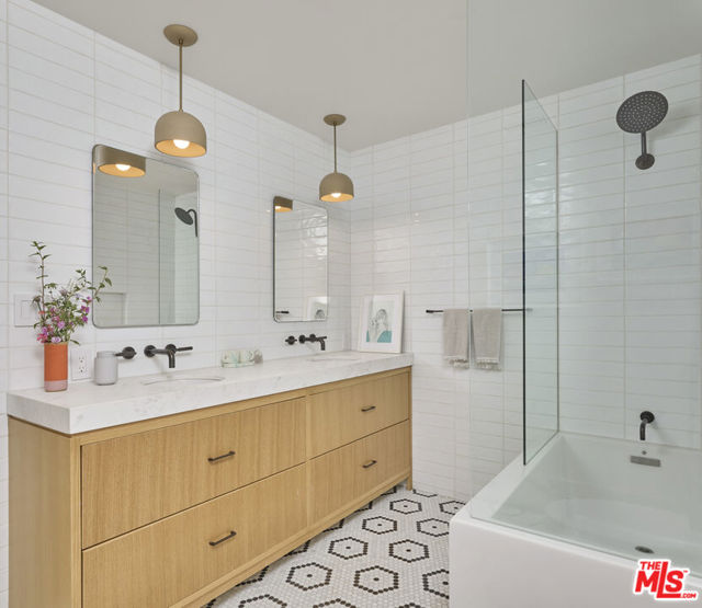 1416 Bonnell Drive, Topanga CA: https://media.crmls.org/mediaz/86eb97b3-a997-4991-b6fe-f47742451337.jpg