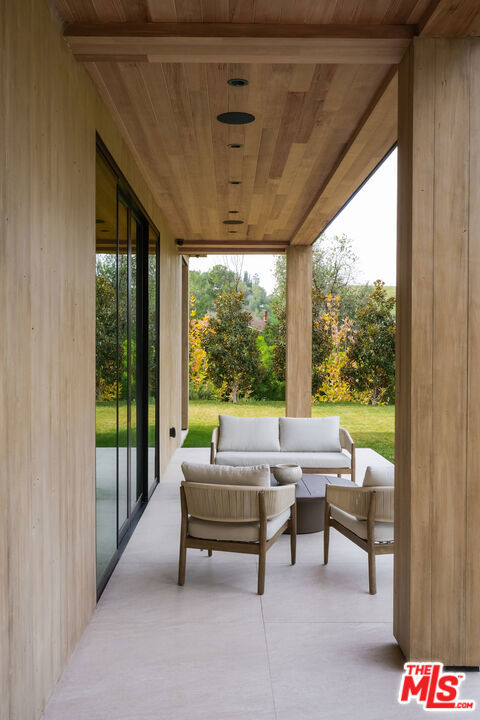 5831 Fitzpatrick Road, Hidden Hills CA: https://media.crmls.org/mediaz/86ed1075-4137-4039-b971-da26d159f159.jpg