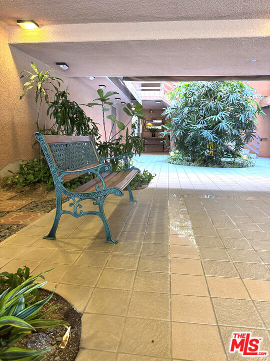 4310 Cahuenga Boulevard, Toluca Lake CA: https://media.crmls.org/mediaz/86ee0199-dcab-49ef-9428-3f76d30af95b.jpg