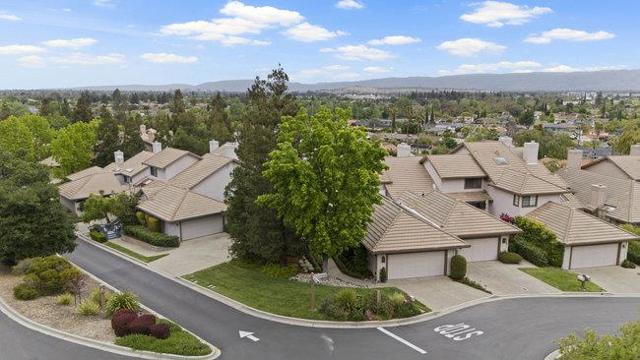 5958 Dry Oak Drive, San Jose CA: https://media.crmls.org/mediaz/86ee6ccd-11b6-400e-963d-eb545cb6d672.jpg