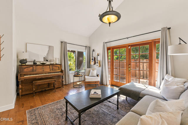 497 Azalea Street, Thousand Oaks CA: https://media.crmls.org/mediaz/86eeedea-8dbe-49ed-84a3-23998a5693be.jpg