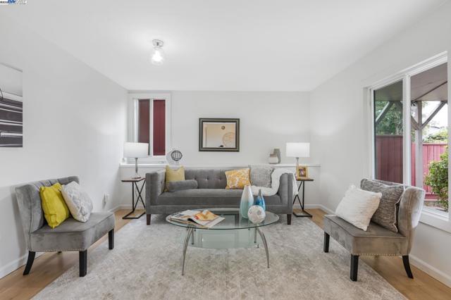 812 Washington Ave, Albany CA: https://media.crmls.org/mediaz/86ef05bf-f38c-439c-a772-6dc6d52046ea.jpg