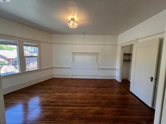 2004 Park Blvd, Oakland CA: https://media.crmls.org/mediaz/86f14363-e31d-4438-86eb-51e4075ade52.jpg