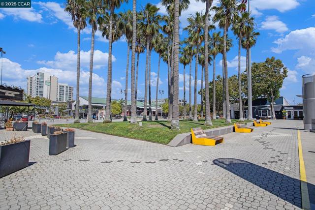 410 Webster St #1, Oakland CA: https://media.crmls.org/mediaz/86f158cb-9df9-4966-a4b2-585b70b97757.jpg