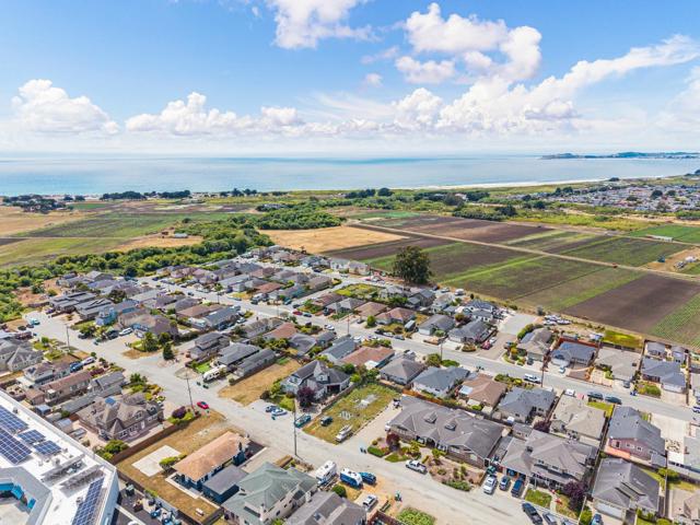 417 Belleville Boulevard, Half Moon Bay CA: https://media.crmls.org/mediaz/86f15ba5-a6cf-4281-ba1a-3fc77656d675.jpg