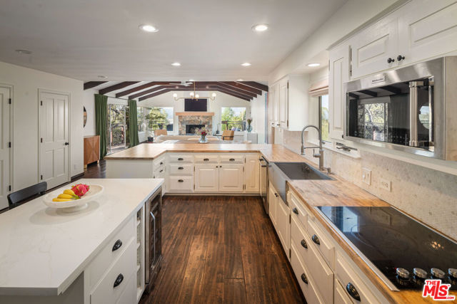 4713 Bedel Street, Woodland Hills CA: https://media.crmls.org/mediaz/86f1a7d3-7ddb-4f95-8127-be9339b91d0b.jpg