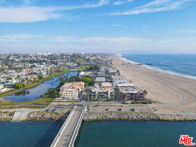 6209 Pacific Avenue, Playa del Rey CA: https://media.crmls.org/mediaz/86f2b80e-1785-41f6-bf26-10a7fca0cfa3.jpg