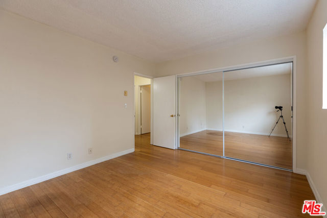1033 6TH Street, Santa Monica CA: https://media.crmls.org/mediaz/86f2b9d7-1398-4611-9742-5f79a9ff51f1.jpg
