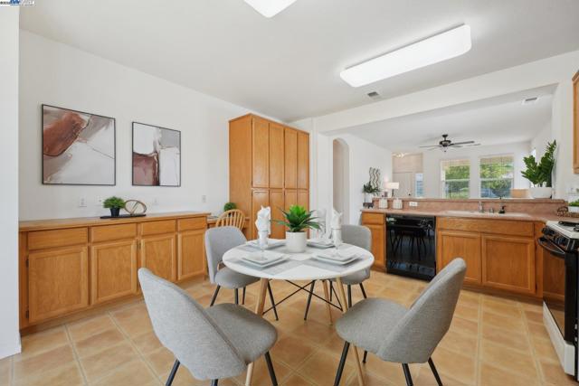491 Central Park Pl, Brentwood CA: https://media.crmls.org/mediaz/86f3a0f5-41d5-4438-b1f5-41937deef57a.jpg