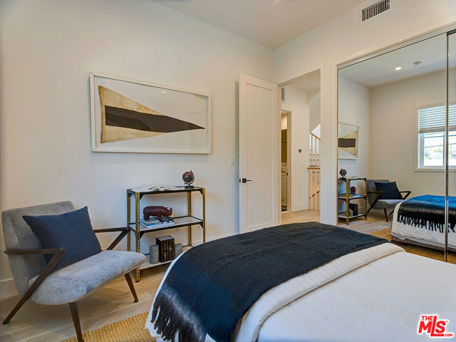 11979 Mayfield Avenue, Los Angeles CA: https://media.crmls.org/mediaz/86f3adb8-d3bd-4ed1-a1fb-7b4873d8d6c3.jpg