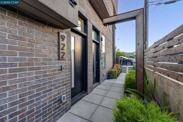 922 Brown Avenue, Lafayette CA: https://media.crmls.org/mediaz/86f44b0a-eae4-4ff3-9433-5947eab51b6d.jpg