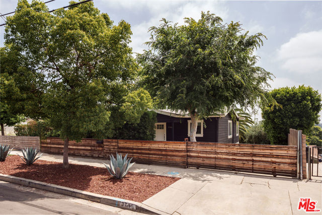 3746 Randolph Avenue, Los Angeles CA: https://media.crmls.org/mediaz/86f4beac-aa22-4523-b616-bbcbe189bd28.jpg