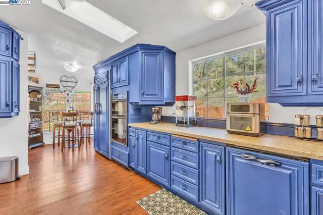 1170 Graceland Pl,  CA: https://media.crmls.org/mediaz/86f57992-d98e-4bdb-8015-3d560e539c0b.jpg