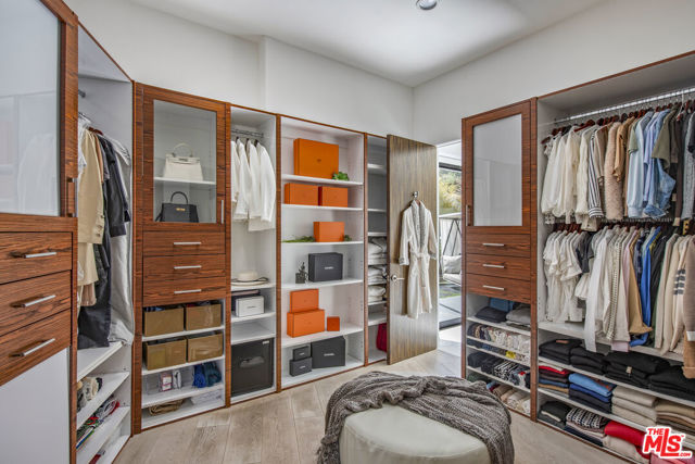 9852 San Circle, Beverly Hills CA: https://media.crmls.org/mediaz/86f5c061-a98b-4e38-8714-4dbb43cb5cbc.jpg