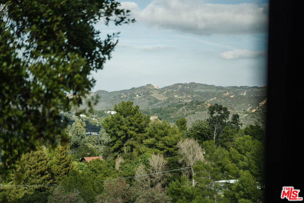 https://media.crmls.org/mediaz/86f5f856-9f89-496b-81df-b4277ca5ce6a.jpg?preset=X-Large