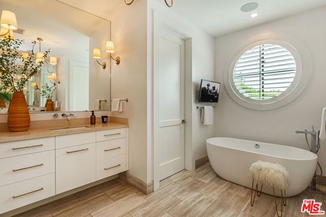 116 S Carmelina Avenue, Los Angeles CA: https://media.crmls.org/mediaz/86f8797c-061c-4193-867d-322fc03fe349.jpg