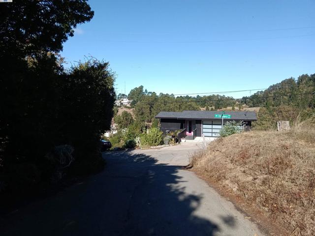 0 Villanova Dr, Oakland CA: https://media.crmls.org/mediaz/86f8f713-9391-48bc-ac02-7c3e693bee52.jpg