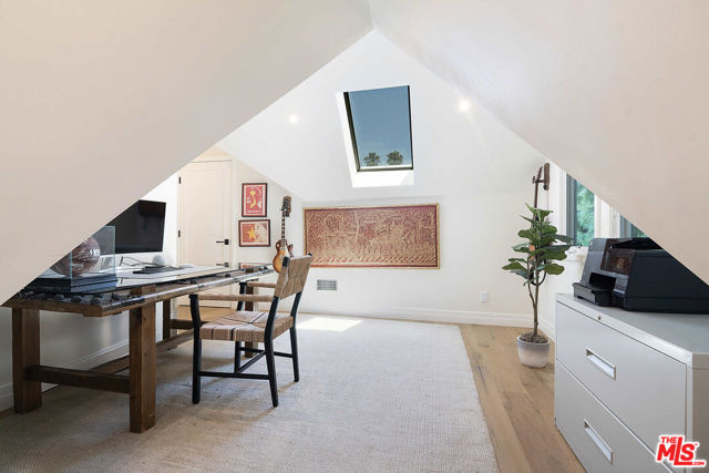342 N Citrus Avenue, Los Angeles CA: https://media.crmls.org/mediaz/86f9159a-a75d-492e-aeff-55403102303b.jpg