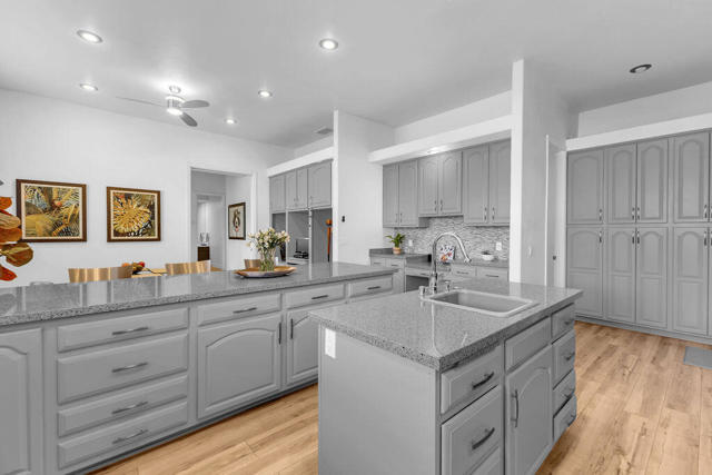 29 El Roble Court, Rancho Mirage CA: https://media.crmls.org/mediaz/86f95317-21e7-401b-a952-d19a3d2aed5a.jpg
