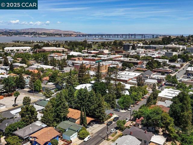 221 Green St, Martinez CA: https://media.crmls.org/mediaz/86fb40a2-5440-42aa-9ee7-08a98a8fc34b.jpg