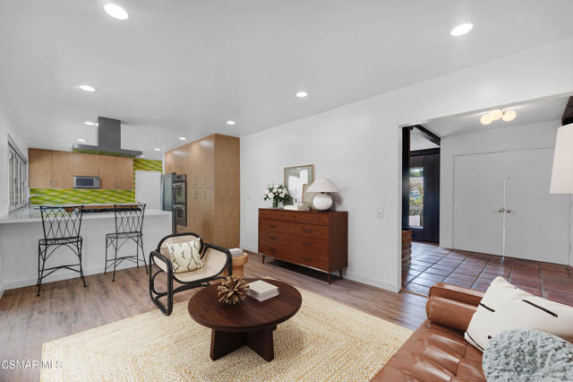 1558 Norwich Avenue, Thousand Oaks CA: https://media.crmls.org/mediaz/86fb7a70-d757-4bfc-8e28-a9356944a81c.jpg