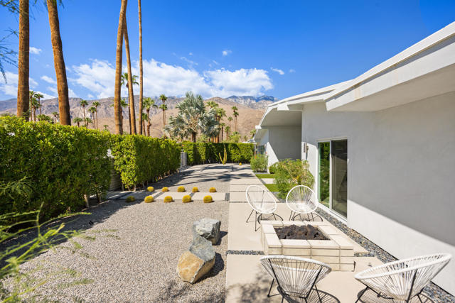 1160 E Marion Way, Palm Springs CA: https://media.crmls.org/mediaz/86fbe18a-afca-469e-9c93-ae5d9ae3994e.jpg