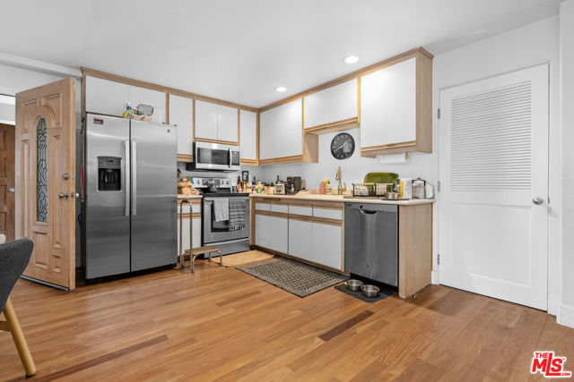 20 Quarterdeck Street, Marina del Rey CA: https://media.crmls.org/mediaz/86fc4f1c-8858-4e2a-95a8-7a9c17a37f43.jpg