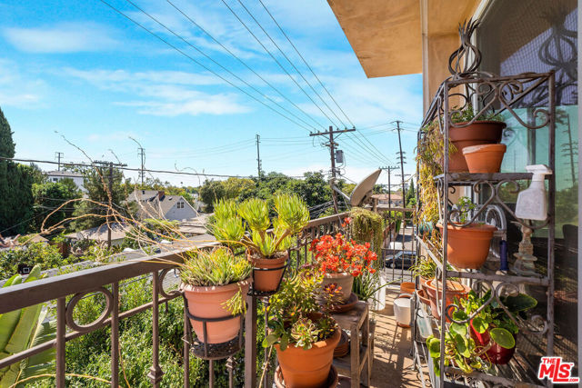10930 National Boulevard, Los Angeles CA: https://media.crmls.org/mediaz/86fcf1e6-2d40-49f3-abbd-70b2fab54cab.jpg