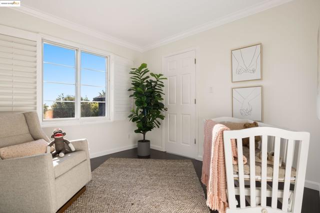5668 Buena Vista Ave, Oakland CA: https://media.crmls.org/mediaz/86fd0606-0865-437d-aeba-c906577a17ed.jpg