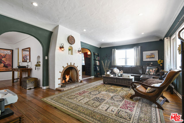 10344 Woodbridge Street, Toluca Lake CA: https://media.crmls.org/mediaz/86fd9931-6e34-4e33-a669-fab06e62b2d9.jpg