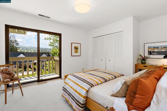 220 Devonshire Ct, Pleasant Hill CA: https://media.crmls.org/mediaz/86fdfe14-18c4-4c19-bf95-9f4737466068.jpg