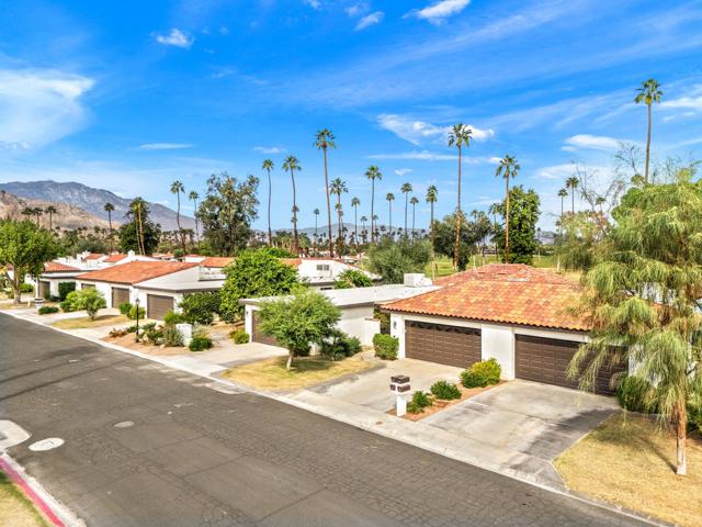 44 San Sebastian Drive, Rancho Mirage CA: https://media.crmls.org/mediaz/86ff0d3d-a257-4a2e-840e-295a458ab3bf.jpg