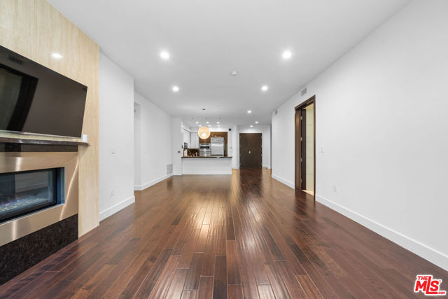 1318 Roxbury Drive, Los Angeles CA: https://media.crmls.org/mediaz/86ff8212-6ce3-46dc-84ba-6b2050cb2c27.jpg
