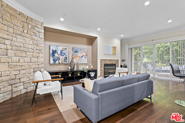 4848 Wilshire Boulevard, Los Angeles CA: https://media.crmls.org/mediaz/870122de-318b-41d8-981a-215090d50331.jpg