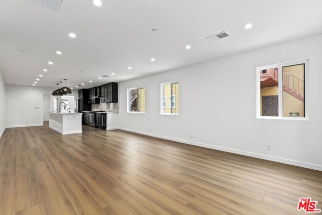 2700 S Palm Grove Avenue, Los Angeles CA: https://media.crmls.org/mediaz/87015791-e1e8-47bf-aa1c-ff12db737c66.jpg